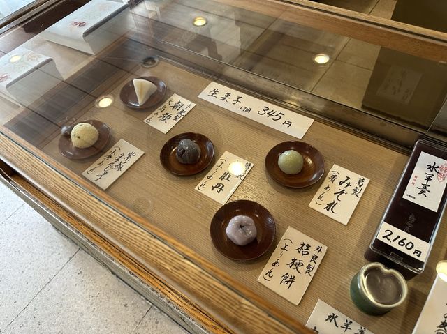 名古屋・伏見。街中で見つけた和菓子屋さん。『むらさきや』で生菓子を楽しむ。
