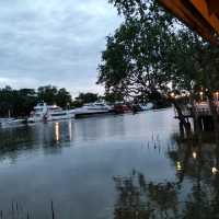 หิวแล้วแวะกินมื้อค่ำก่อนที่ Riverside garden
