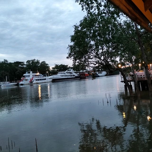 หิวแล้วแวะกินมื้อค่ำก่อนที่ Riverside garden