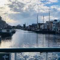 荷蘭🇳🇱萊頓市中心河岸景色🚤🛶