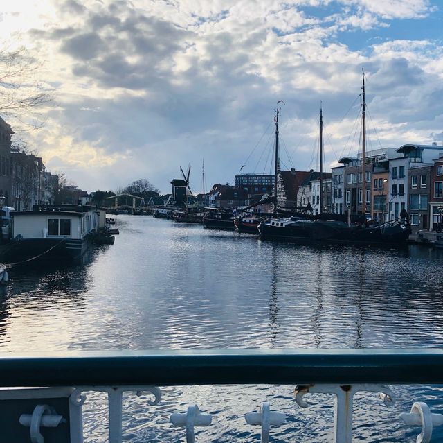 荷蘭🇳🇱萊頓市中心河岸景色🚤🛶