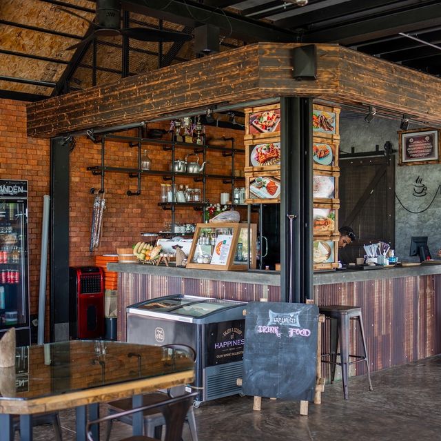 โรงนา คาเฟ่ ทุ่งนา กลางเกาะ