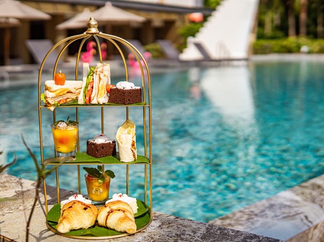 รีสอร์ทวิวภูเขา สระว่ายน้ำมีนกฟลามิงโก้สีชมพู 