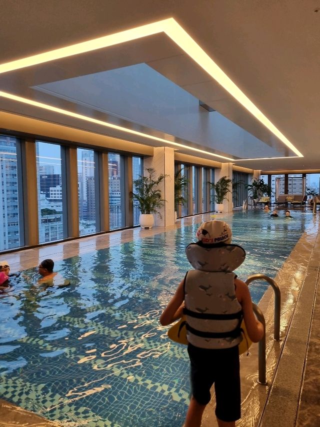 여유로운 밤수영 즐기기