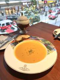 香港銅鑼灣復古英倫風打卡咖啡店-Vivienne Westwood Café