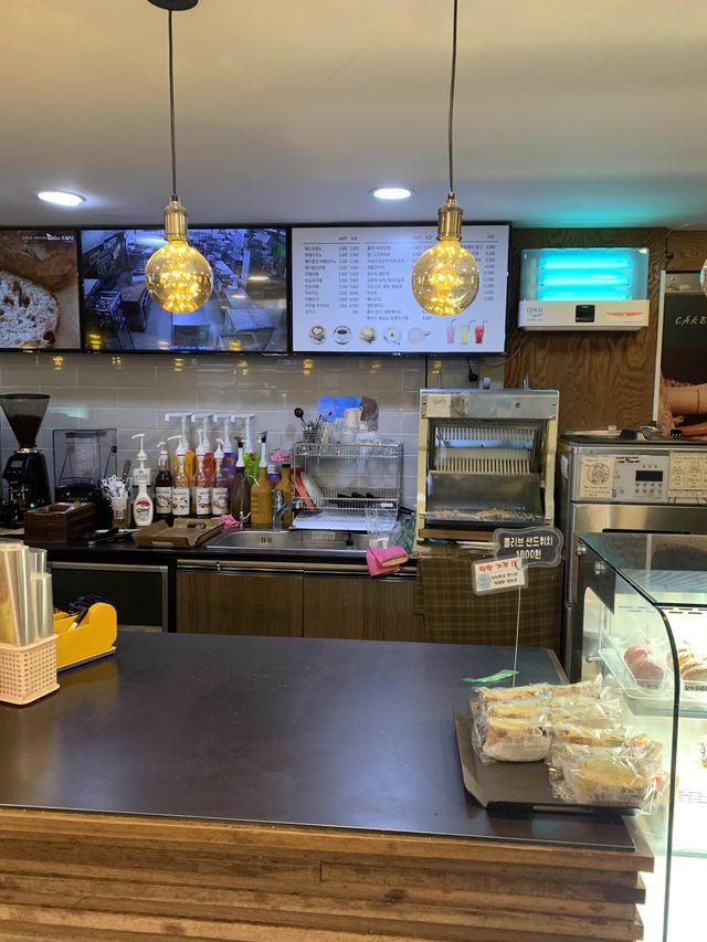 인천 모래내시장 앞 사람들의 발길이 끊이지 않는 베이커리 카페🥖☕️ [인천_케이크하우스델리]