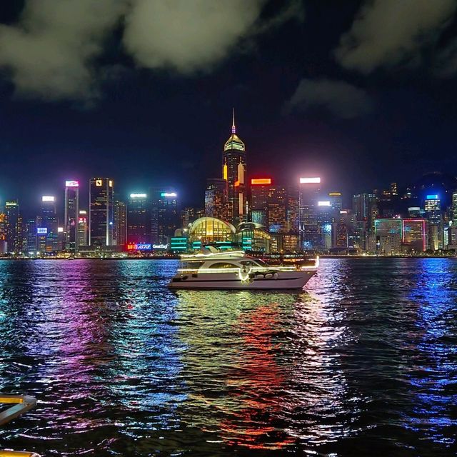 在尖沙咀海邊欣賞夜景 , 享用澳門美食！！！