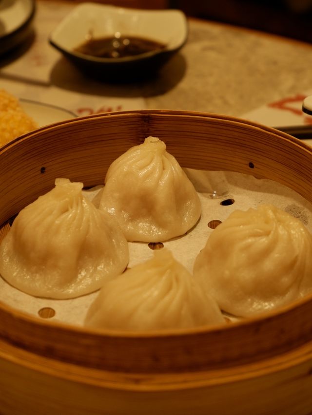 「屯門上海菜，蟹粉年糕和油爆蝦出色」