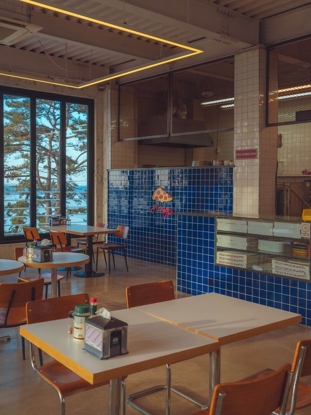 이국적인 농구골대 풍경에서 피자 한입 감성을 지닌”피자플리즈🍕“