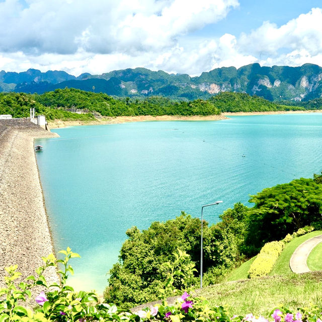 🌴 Surat Thani: Gateway to the Gulf Islands and Natural Beauty 🚤🌺