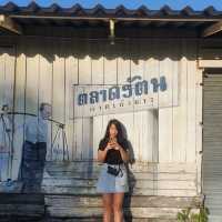 ถ่ายรูปกราฟฟิตี้ กินของอร่อยตลาดท้องถิ่น