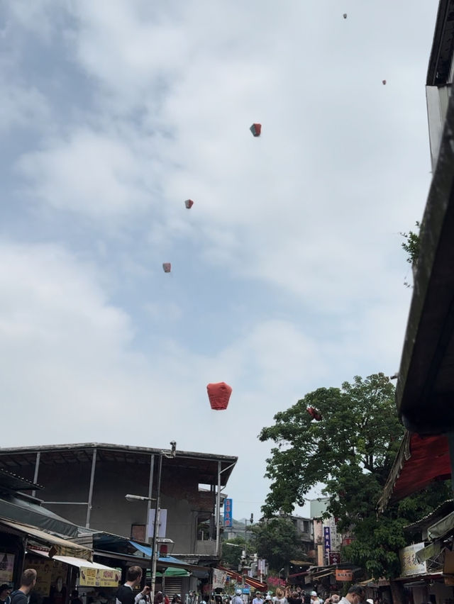 【台北】ノスタルジックな街の線路でランタン飛ばし🎈