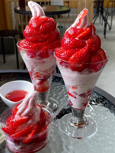 ⑧　いちごパフェ☆ いちごパフェ🍓Lサイズ | かの蜂ハニーガーデンのニュース