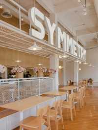 📌 Symmetry BKK คาเฟ่โดดเด่นด้วยดีไซน์มินิมอล