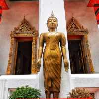 สักการะพระพุทธไสยาสน์ วัดมหาพฤฒารามวรวิหาร