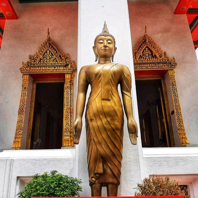 สักการะพระพุทธไสยาสน์ วัดมหาพฤฒารามวรวิหาร