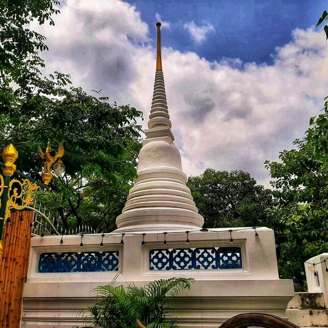 สักการะพระพุทธไสยาสน์ วัดมหาพฤฒารามวรวิหาร