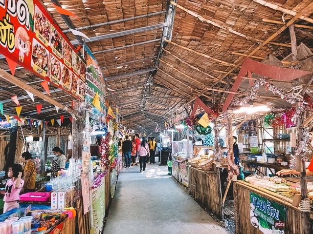 ตลาดร่มไม้ชายน้ำ วัดพระลอย