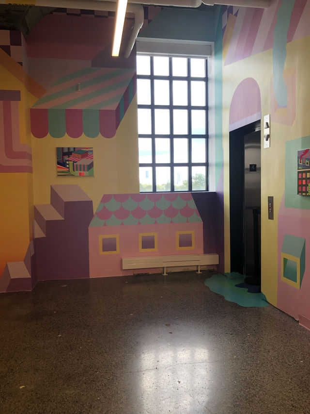 MOCA Toronto: A Hub of Contemporary Art 🎨🏙️