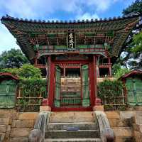 Palace of Serenity: Changdeokgung's Majestic Charm