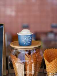 ร้านไอศกรีมที่หน้าโรงแรม Holiday Inn Pattaya