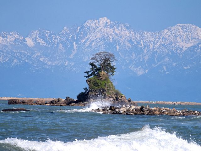 【富山県】富山の本気を見る！女岩と立山連峰が織りなす絶景「雨晴海岸」