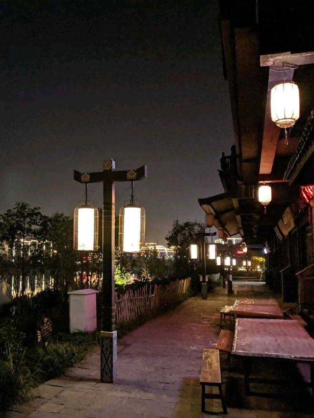貴州避暑好去處，體驗苗村文化：丹寨萬達小鎮