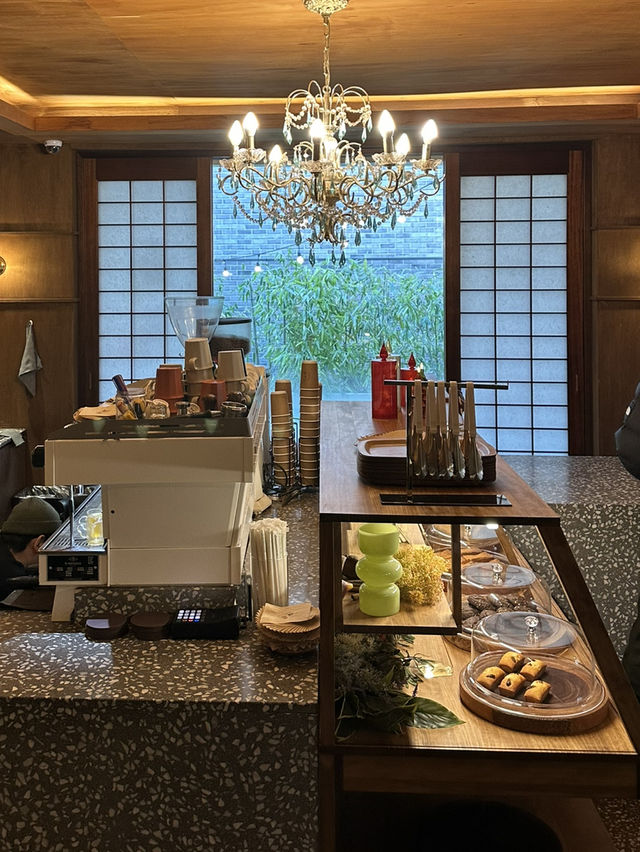 주택을 개조하여 만든 달을 닮은 조명에 분위기 좋은 ✨강남 카페투어 추천