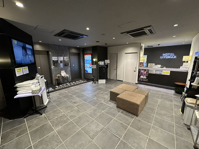 周辺には千葉市役所やモノレール『ホテルリブマックス千葉みなと駅前』