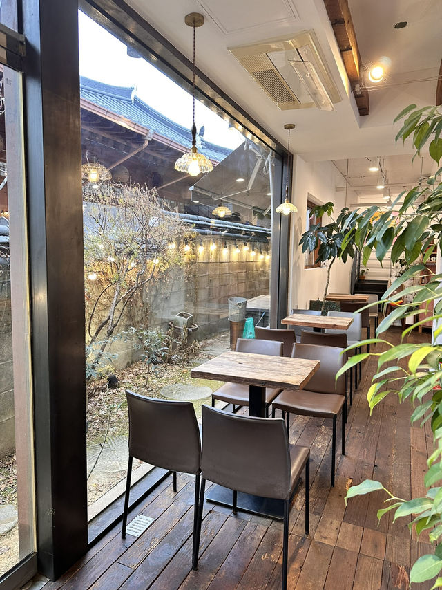 ์ ์ฃผํ์ฅ๋ง์์ ์์นํ ๊ฐ์ฑ ์นดํ ์ ์ฃผํ์ฅ๋ง์์ ์์นํ ๊ฐ์ฑ ์นดํ