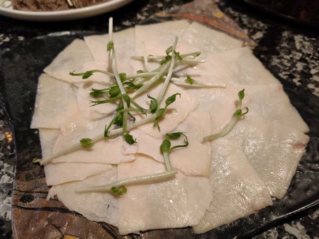 一間非常摩登的火鍋店帶有懷舊而有趣的氣氛