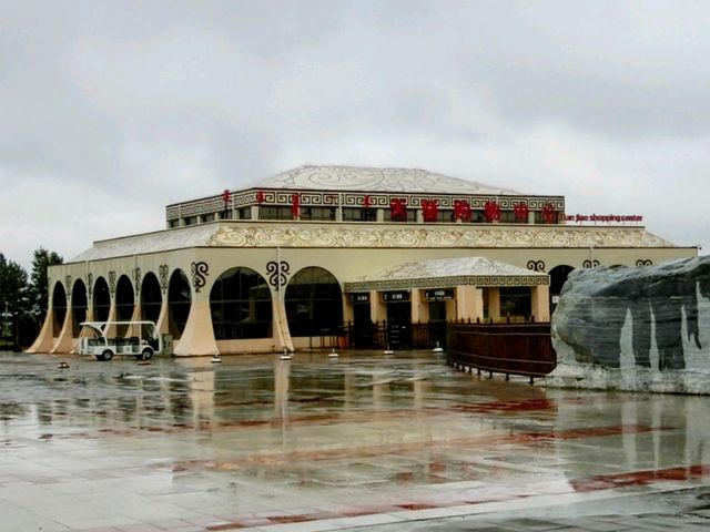 雨天遙望草原的英雄，內蒙古-成吉思汗陵園