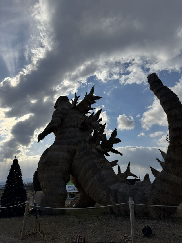 わらで作られたゴジラが凄すぎる！