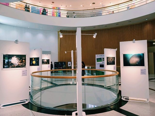 泰國曼谷市中心著名藝術展覽美術館景點：曼谷文化藝術中心 ，適合打卡拍照📸