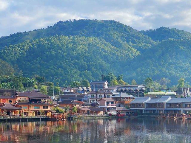 “บ้านรักไทย” ล่องเรือจิบชาเคล้าหมอกยามเช้า
