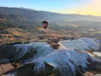 棉堡 Pamukkale，如雪白棉花般的石灰華階地貌