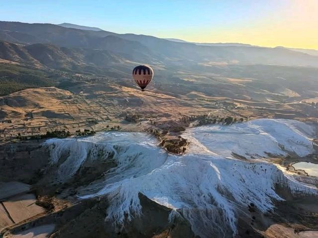 棉堡 Pamukkale，如雪白棉花般的石灰華階地貌