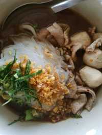 ร้านก๋วยเตี๋ยวเรือบรรยากาศดีในจังหวัดสุพรรณบุรี