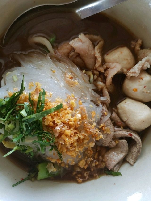 ร้านก๋วยเตี๋ยวเรือบรรยากาศดีในจังหวัดสุพรรณบุรี