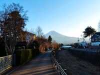 河口湖岸散步，感受富士山之美。