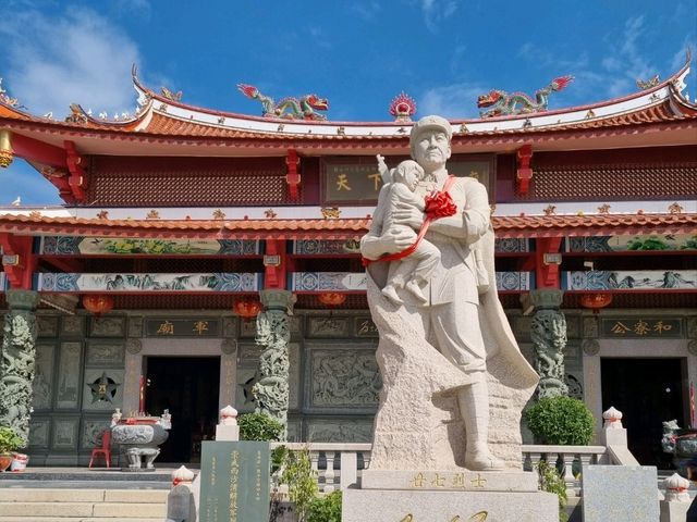 Seaside temple in Hui An