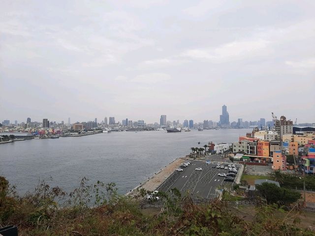 走上高雄燈塔，看見城市與海的交界線