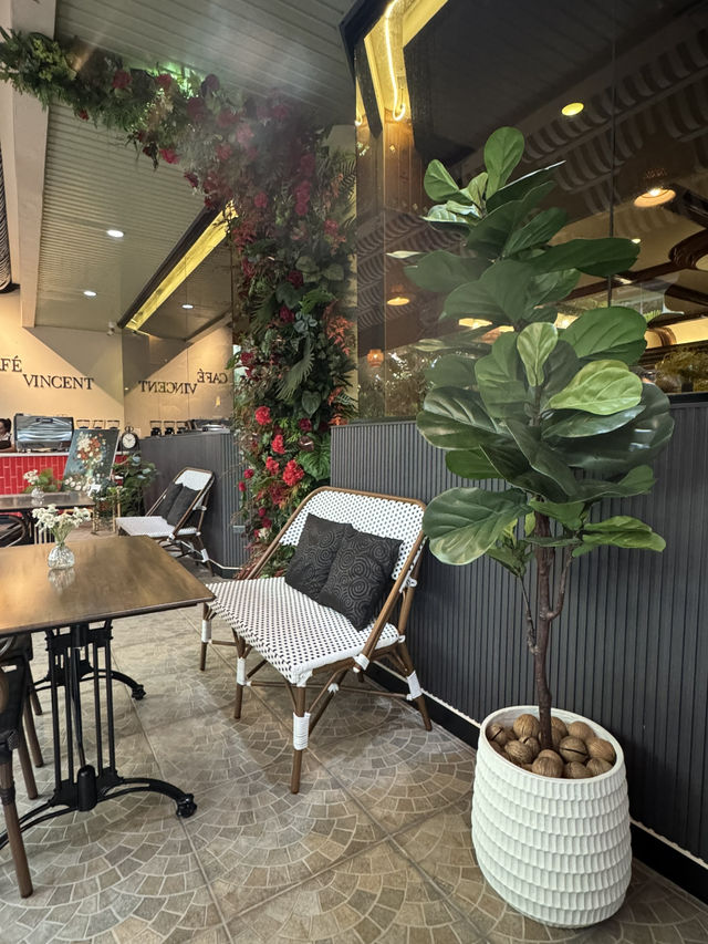Vincent Cafe คาเฟ่ชิคๆ ในโรงแรม Town in Town