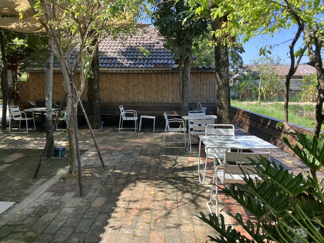 สวนหน้าบ้าน คาเฟ่ขนมปังโฮมเมท  ชลบุรี