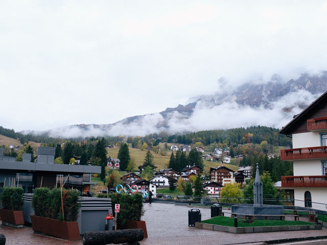 แวะเดินเล่นที่หมู่บ้าน Cortina d'Ampezzo - Dolomit