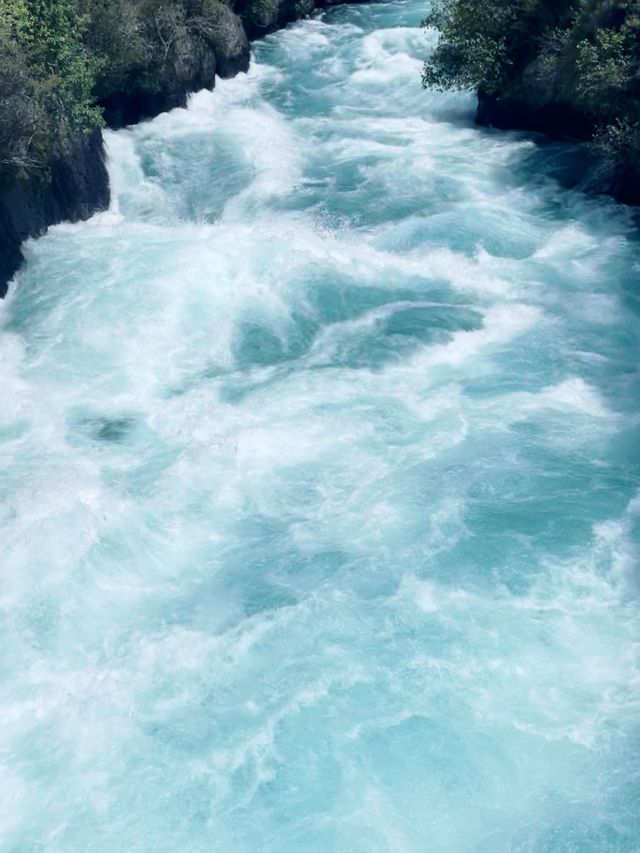 紐西蘭北島景點推薦｜必訪自然奇觀：Huka Falls 胡卡瀑布