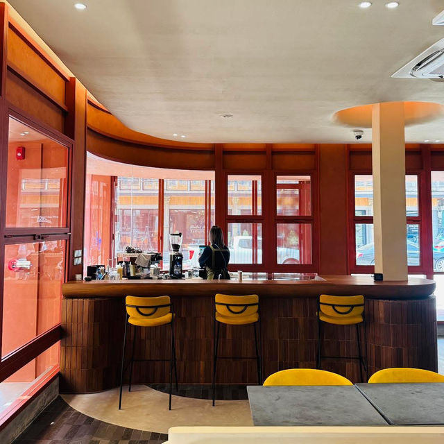 ร้านมู้ดดี แสงสวย เชิงสะพานนวรัตน์ "Belly's"