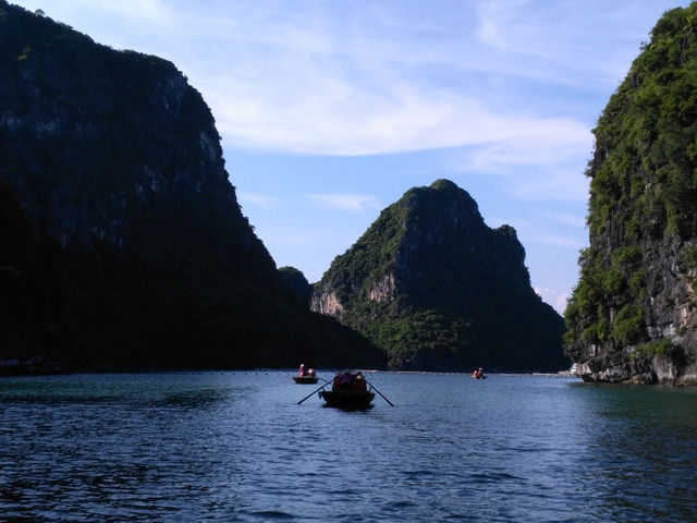 Cruising along Halong Bay