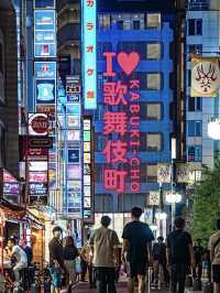 各種絢爛的霓虹燈招牌鋪天蓋地💕新宿歌舞伎町