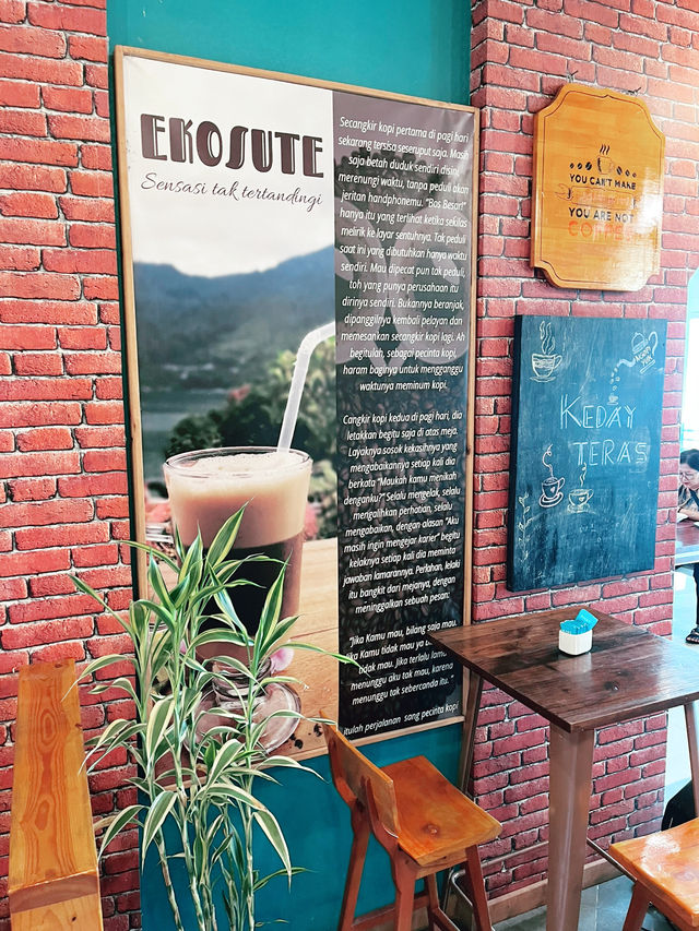 Kedai Teras Parapat: A Cozy Lakeside Cafe with Artistic Charm and Signature Coffee 